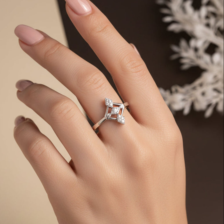 💮 Geometric Shiny Silver Ring with White Crystals